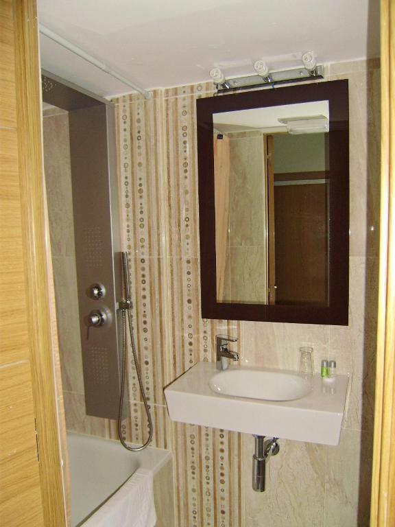 Hostal Miguel Angel Madryt Zewnętrze zdjęcie